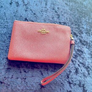 Coach pink wristlet!!! 💕💕💕